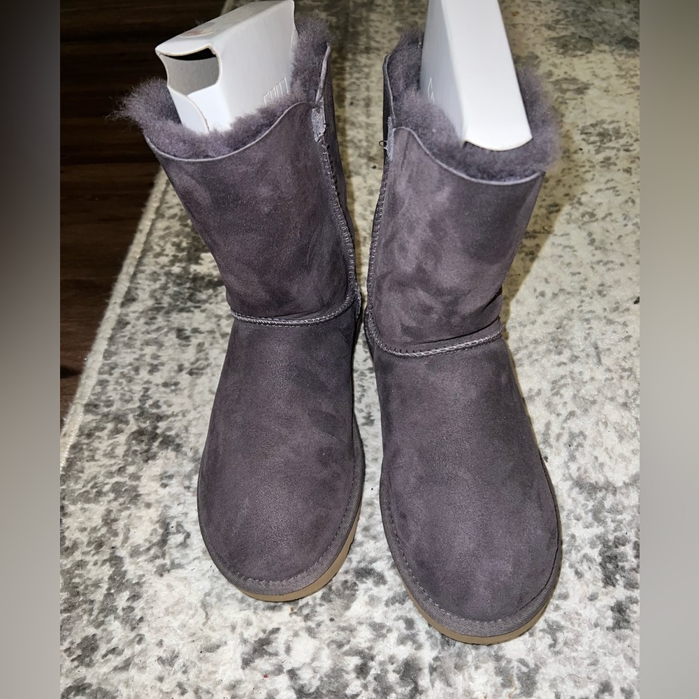 UGG BAILY BUTTON BOOT SHORT NEVER WORN PERFECT CONDITION